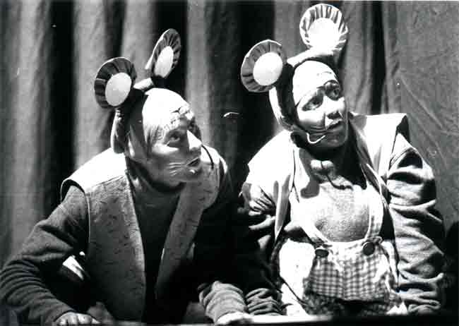 Die beiden Mäuse Barnie und Karli, die besten Freunde von Cinderella, unterhielten die Kinder mit ihren amüsanten Auftritten. Foto Gerhard Seybert