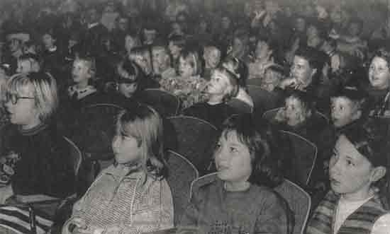 Über 450 Kinder mit ihren Eltern besuchten in der Straelener Stadthalle bereits die erste Aufführung des Märchentheaterstücks „Das tapfere Schneiderlein". RP-Foto:: Ludger Heutgens