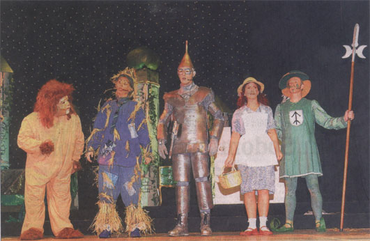 Vier Freunde und ein Wachsoldat. Prächtig waren die Kostüme beim KLT-Märchen. RP-Fotos: siwe